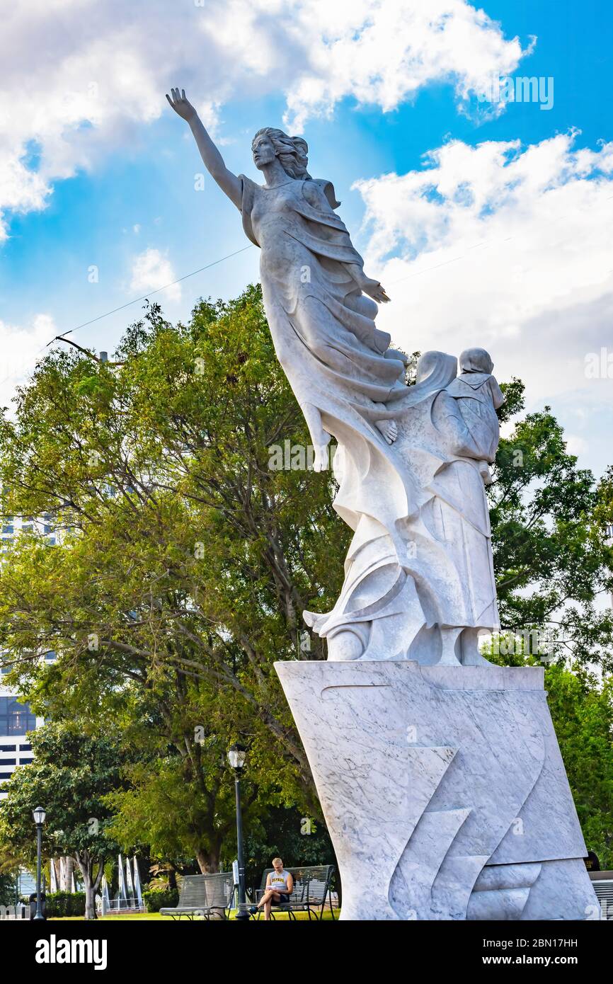 Denkmal für Immigranten Statue Riverwalk Woldenberg Park New Oreleans Louisiana Statue errichtet 1995 von Franco Alessandrini Stockfoto
