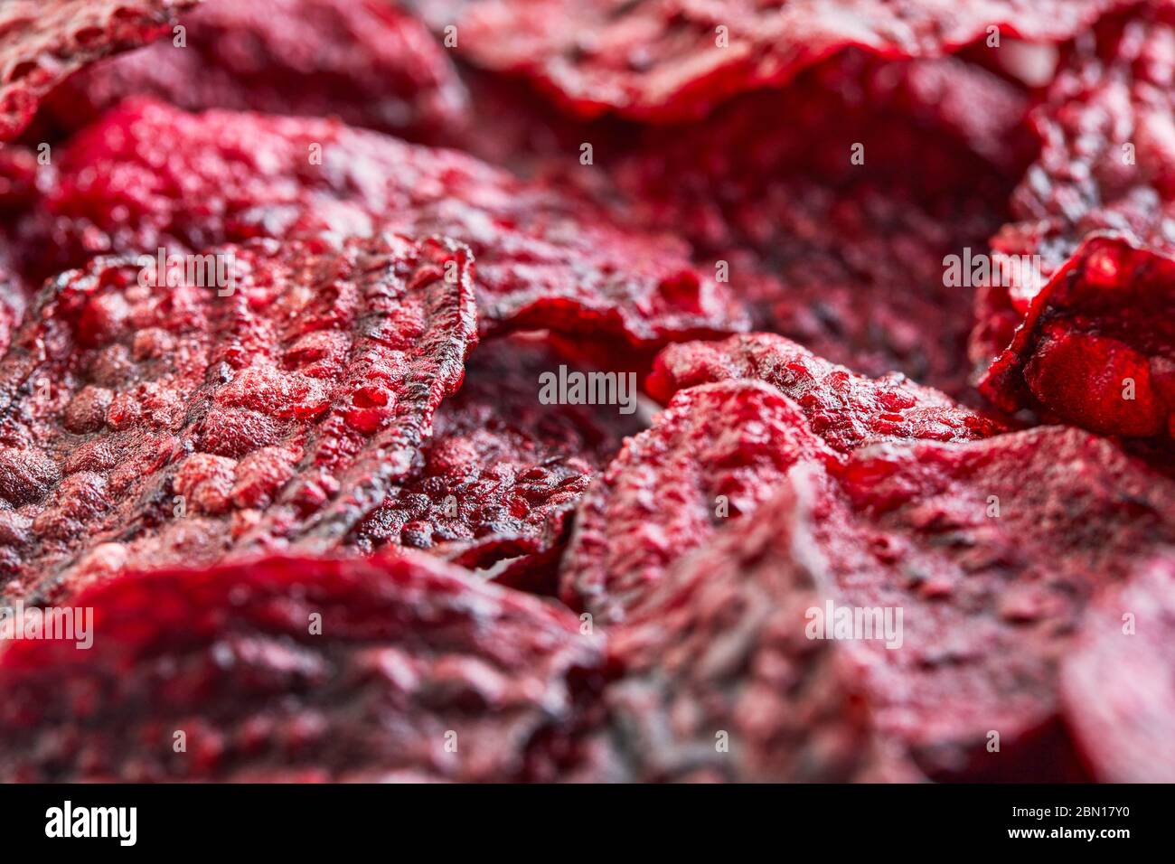Ernährung gesundes Essen Konzept. Gesunde lila gebackene Rüben oder getrocknete Rüben mit Meersalz. Hintergrundstruktur. Bio-Naturkost. Stockfoto
