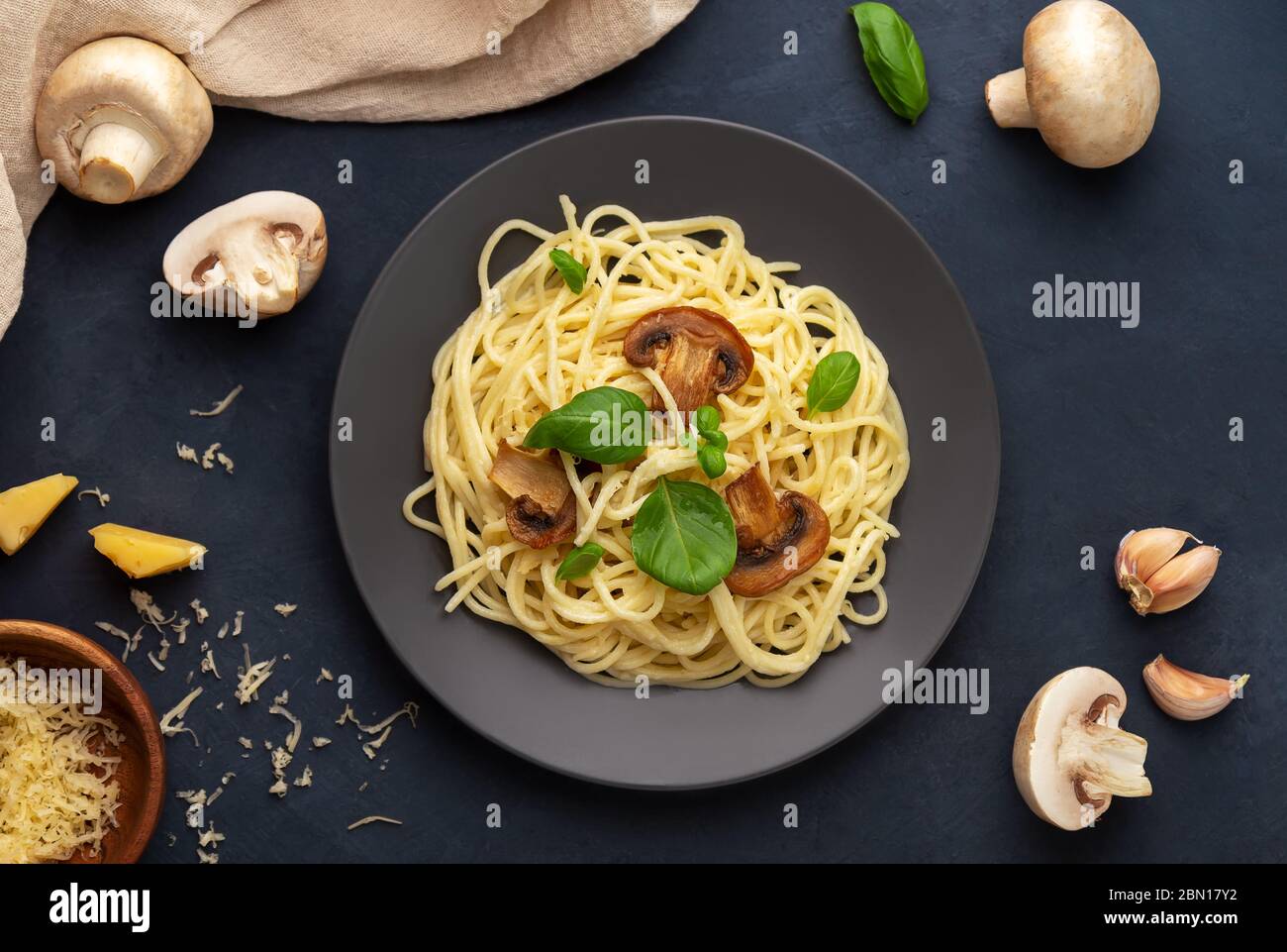 Flach mit Pilzpaste in einer cremigen Sauce und Zutaten legen. Blick von oben Stockfoto
