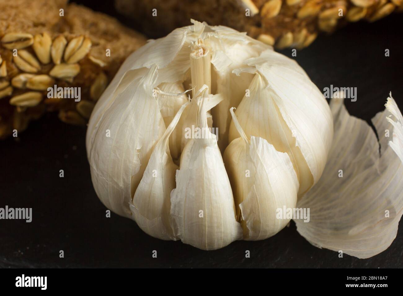 Frisch gebackenes Knoblauchbrot mit Kräutern aus nächster Nähe Stockfoto