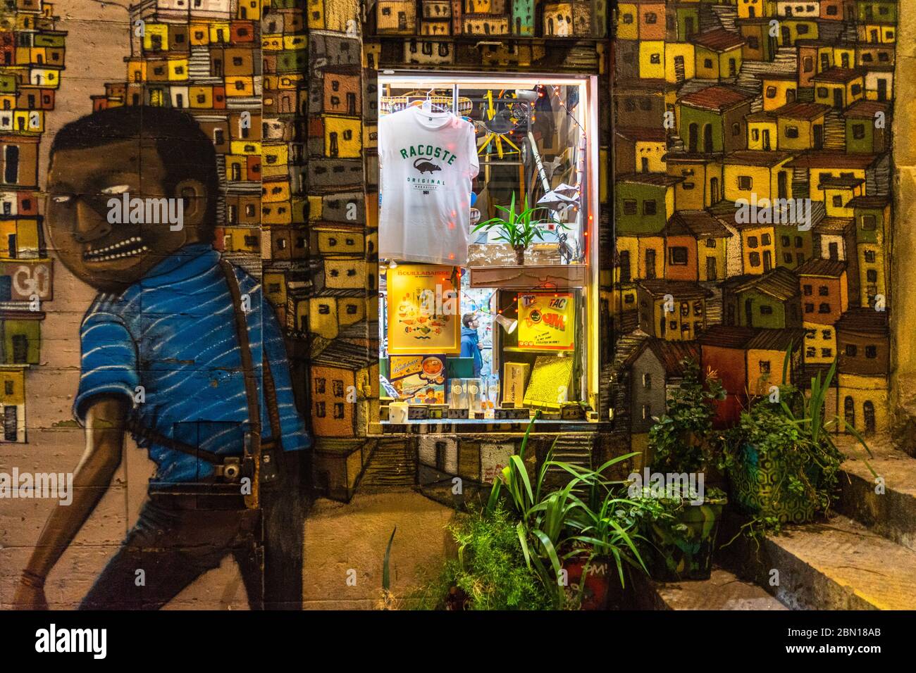 Farbenfrohe Graffiti und Street Art im Le Panier Viertel. Marseille, Frankreich, Januar 2020 Stockfoto