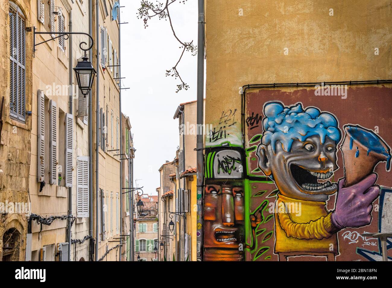 Farbenfrohe Graffiti und Street Art im Le Panier Viertel. Marseille, Frankreich, Januar 2020 Stockfoto
