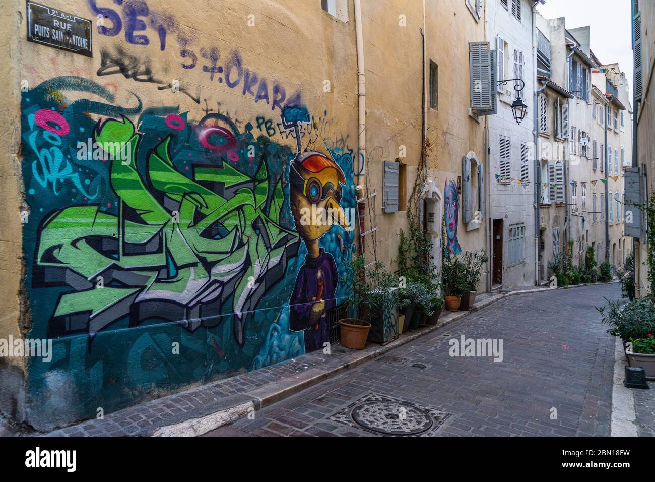 Farbenfrohe Graffiti und Street Art im Le Panier Viertel. Marseille, Frankreich, Januar 2020 Stockfoto