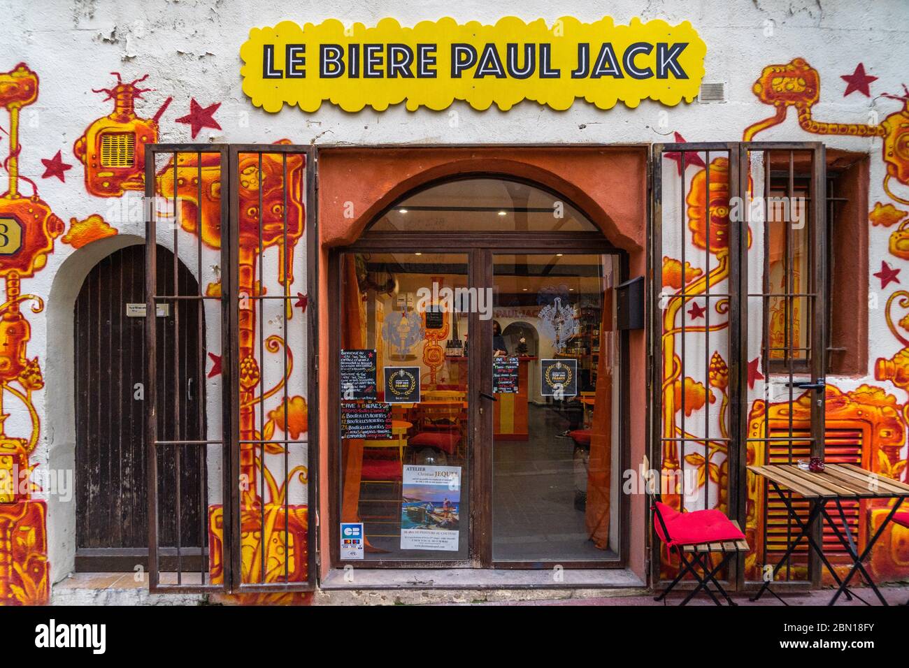 Farbenfrohe Graffiti und Street Art im Le Panier Viertel. Marseille, Frankreich, Januar 2020 Stockfoto