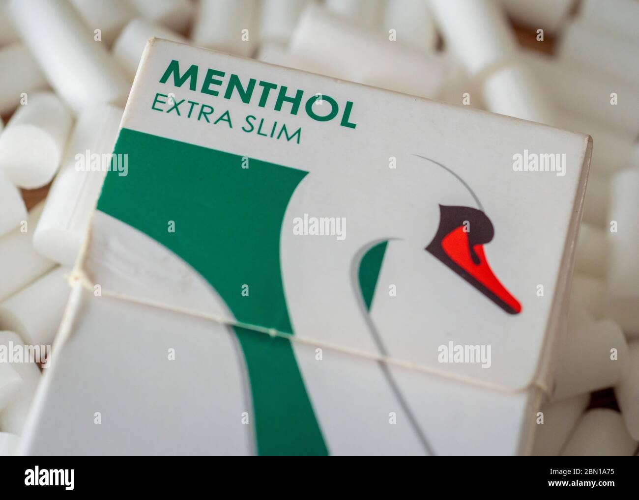 Box of Swan Menthol Filter Tips für handgerollte Zigaretten tritt IM Mai  2020 EIN Verbot von Menthol-Zigaretten in Kraft Stockfotografie - Alamy