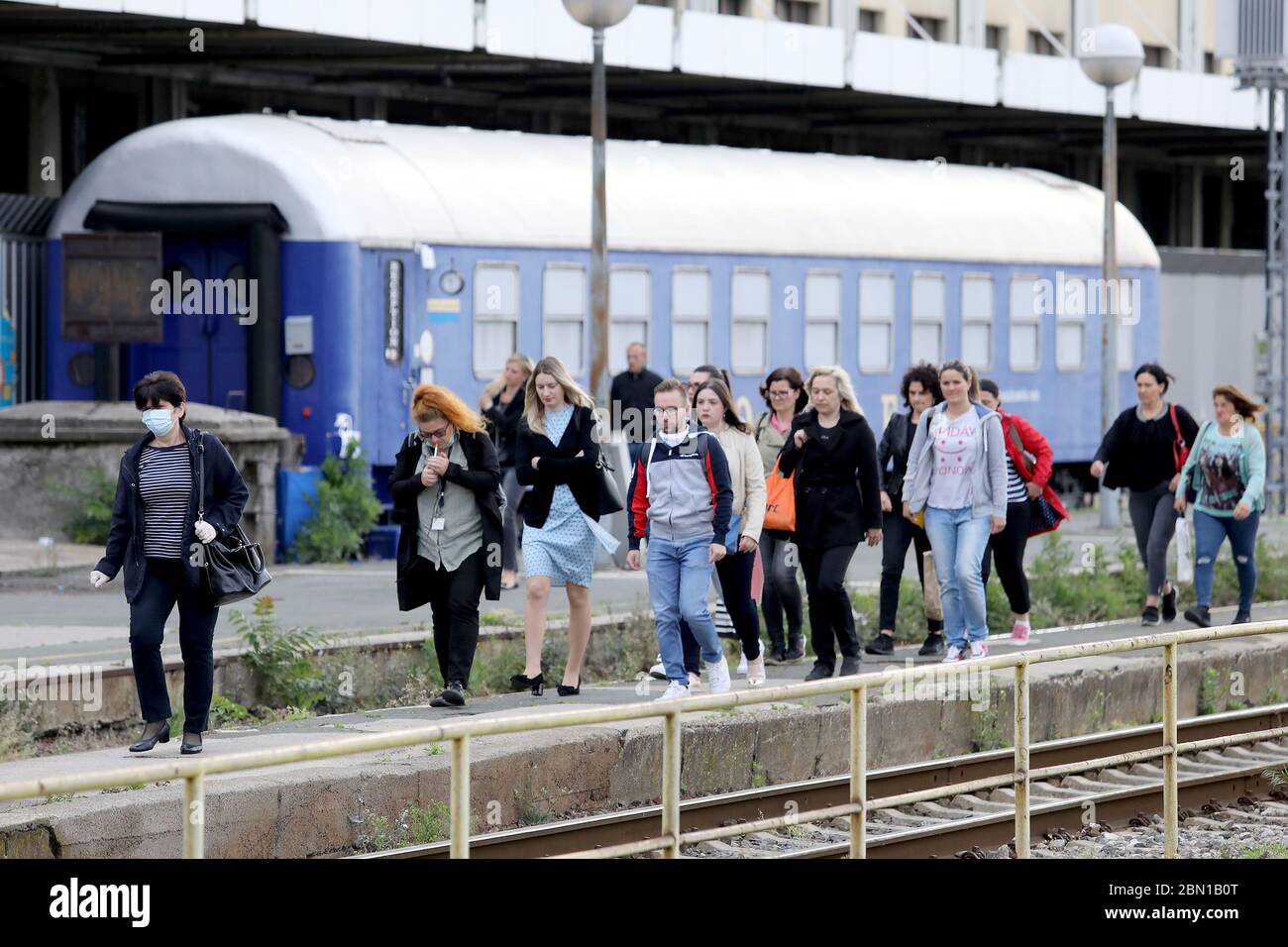 (200512) -- ZAGREB, 12. Mai 2020 (Xinhua) -- Passagiere gehen auf dem Bahnsteig eines Bahnhofs in Zagreb, Kroatien, 11. Mai 2020. Kroatien hat am Montag seine restriktiven Maßnahmen zur Bekämpfung des Coronavirus weiter gelockert, indem es Grundschulen, Einkaufszentren und Restaurants eröffnete und Reiseverbote erleichtere. (Patrik Macek/Pixsell über Xinhua) Stockfoto