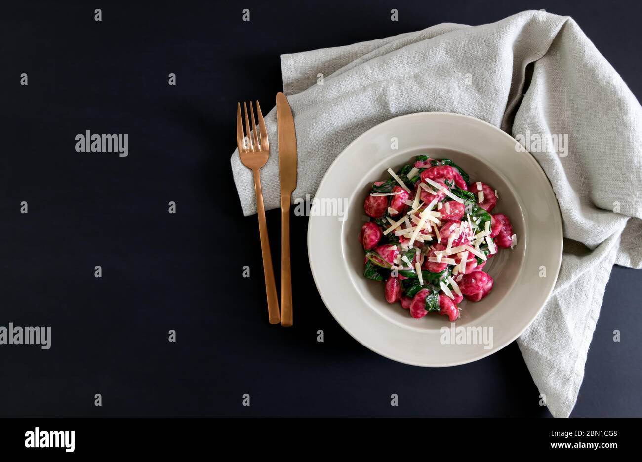 Italienische Rüben Gnocchi mit Spinat und Käse. Stockfoto