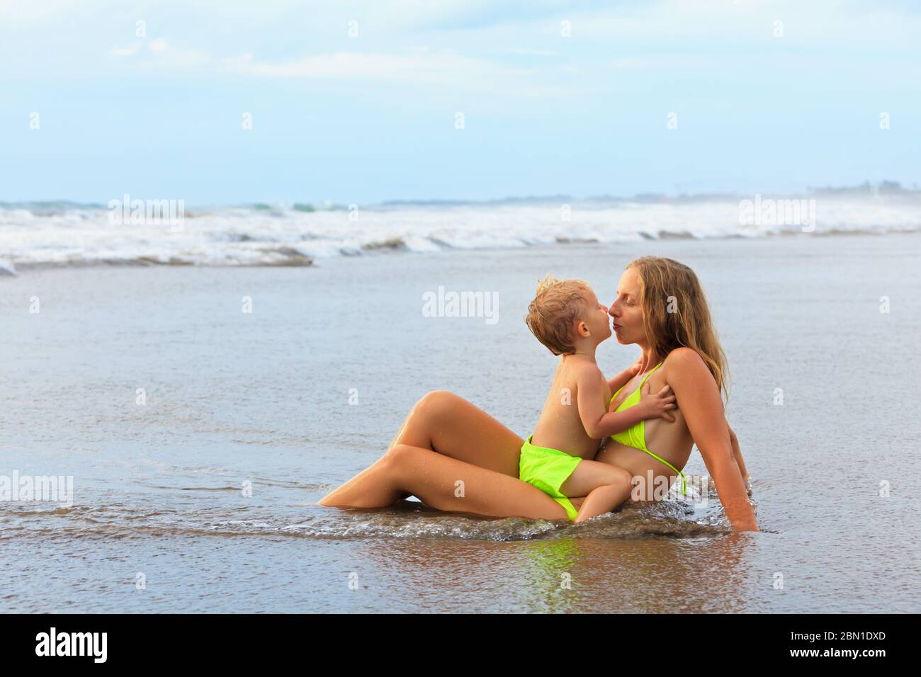 Gluckliche Familie Viel Spass Im Tropischen Meer Strand Resort Lustige Baby Junge Kuscheln Und Kussen Junge Schone Mutter Aktive Kinder Lebensstil Menschen Schwimmen Stockfotografie Alamy
