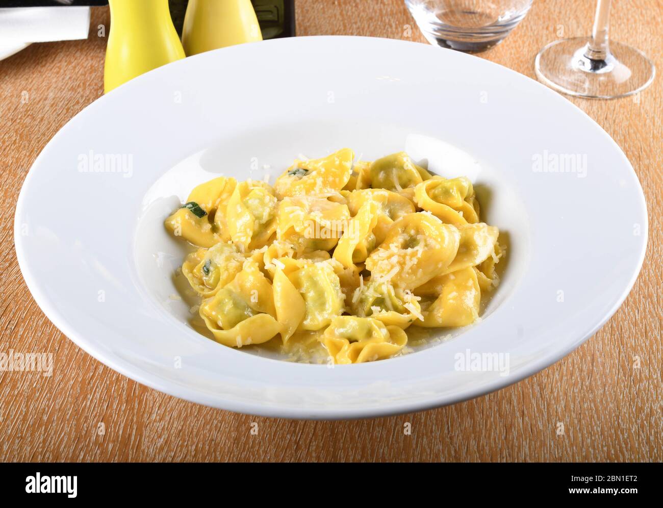Tortellini mit Ricotta-Käse und Spinat, Butter, Salbei-Sauce ...