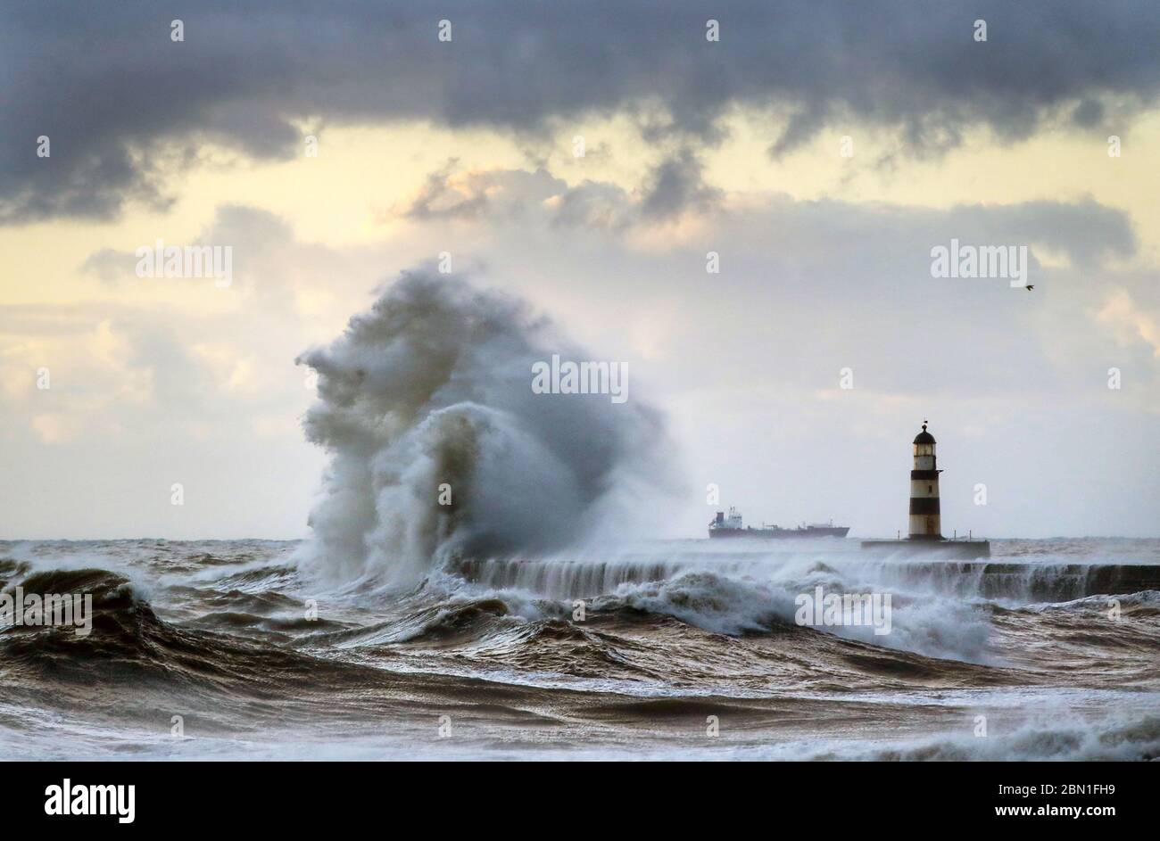 Wellen stürzen über dem Leuchtturm von Seaham in Seaham, County Durham. Stockfoto