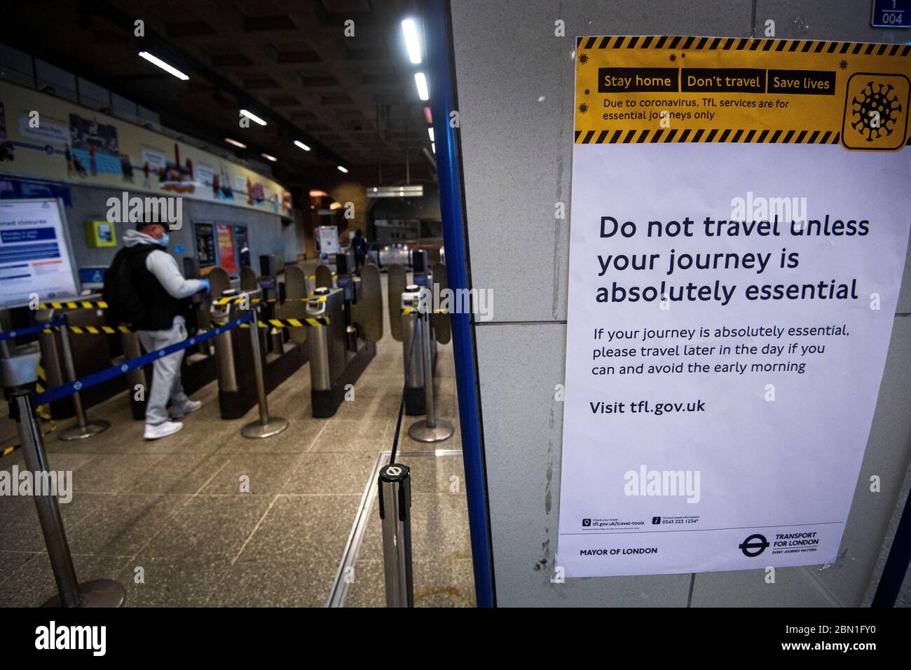 An der U-Bahnstation Waterloo in der Londoner U-Bahn werden während der üblichen Hauptverkehrszeit am Abend alternative Fahrkartensperren abgeklebt, während Großbritannien weiterhin in der Sperrstunde bleibt, um die Ausbreitung des Coronavirus einzudämmen. Stockfoto