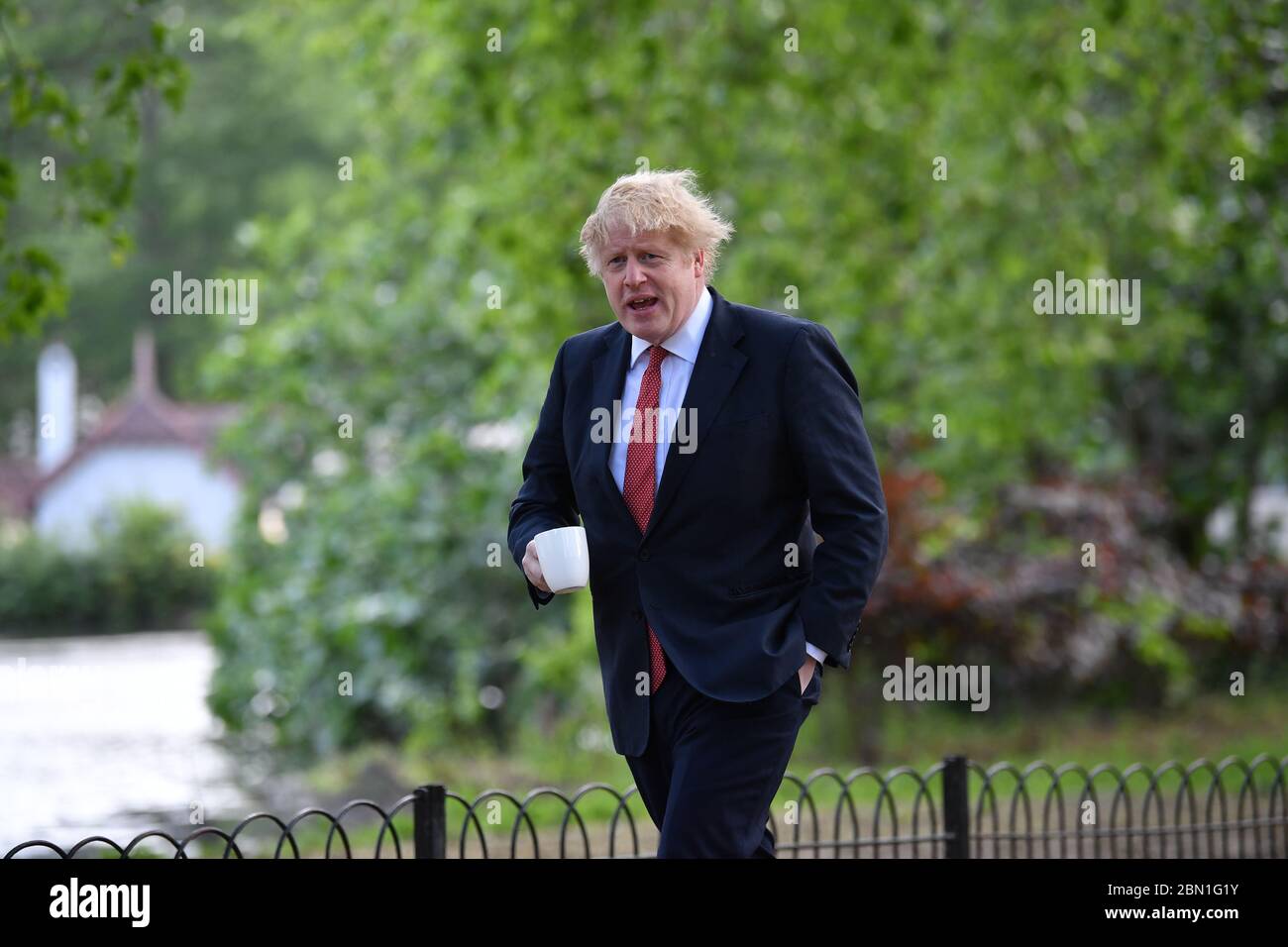 Premierminister Boris Johnson macht einen Morgenspaziergang im St James's Park in London. Stockfoto