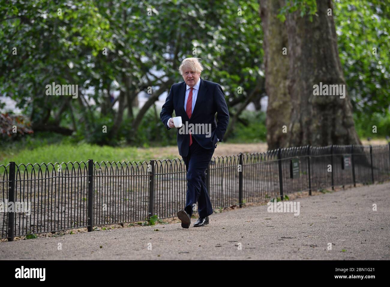 Premierminister Boris Johnson macht einen Morgenspaziergang im St James's Park in London. Stockfoto