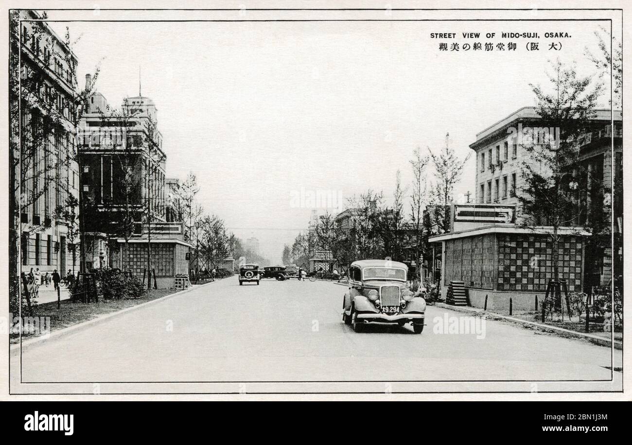 [ 1930er Jahre Japan - Midosuji Avenue, Osaka ] - Autos auf Midosuji Boulevard in Osaka. Midosuji, in den 1920er und 1930er Jahren erbaut, ist die Hauptstrasse von Osaka im Zentrum. Sie verläuft von Norden nach Süden und verbindet Umeda mit Namba. Unter der Straße befindet sich die Midosuji-Linie. Vintage-Postkarte des 20. Jahrhunderts. Stockfoto