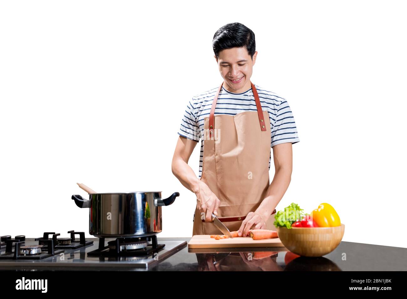 Asian Mann schneiden Gemüse mit einem Messer auf Schneidebrett isoliert über weißem Hintergrund Stockfoto