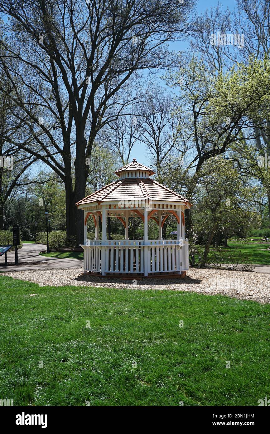 Antiker Holzpavillon im grünen Park im botanischen Garten von Missouri - Saint Louis, USA Stockfoto