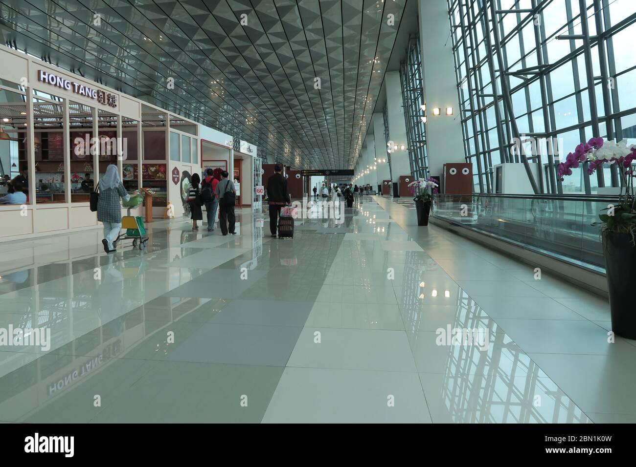 Jakarta, Indonesien - 2. Februar 2017: Leere Innenräume der Abflugterminalhalle wegen einer weltweiten Pandemie am internationalen Flughafen Jakarta, Indonesien. Tran Stockfoto