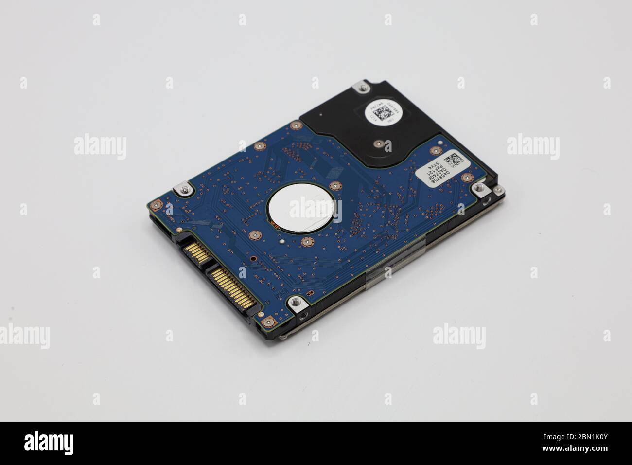 Festplatte auf weißem Hintergrund isoliert. Festplatte des Computers. Computerspeicher. Computer Solid State Drive. Stockfoto