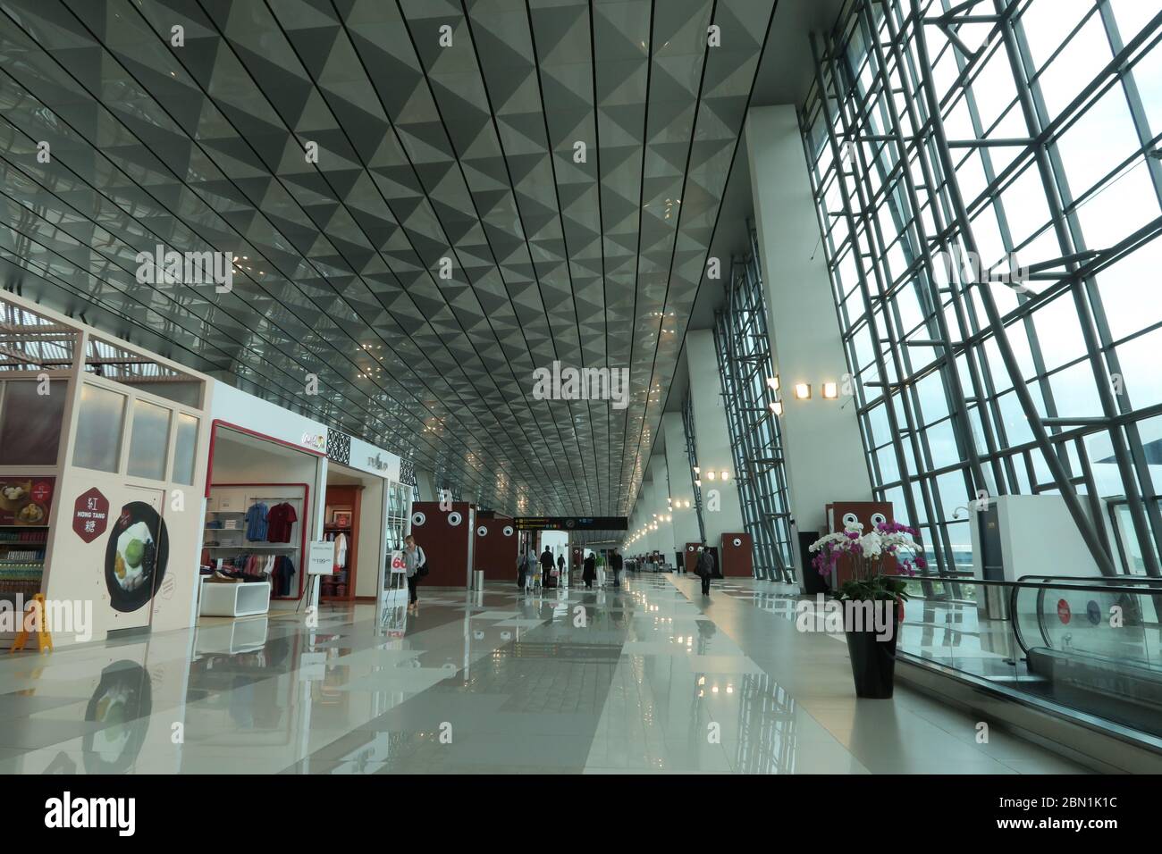 Jakarta, Indonesien - 2. Februar 2017: Leere Innenräume der Abflugterminalhalle wegen einer weltweiten Pandemie am internationalen Flughafen Jakarta, Indonesien. Tran Stockfoto