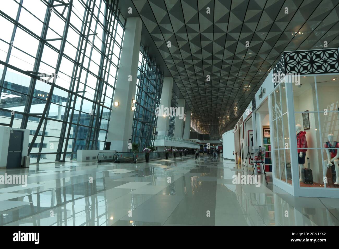 Jakarta, Indonesien - 2. Februar 2017: Leere Innenräume der Abflugterminalhalle wegen einer weltweiten Pandemie am internationalen Flughafen Jakarta, Indonesien. Tran Stockfoto