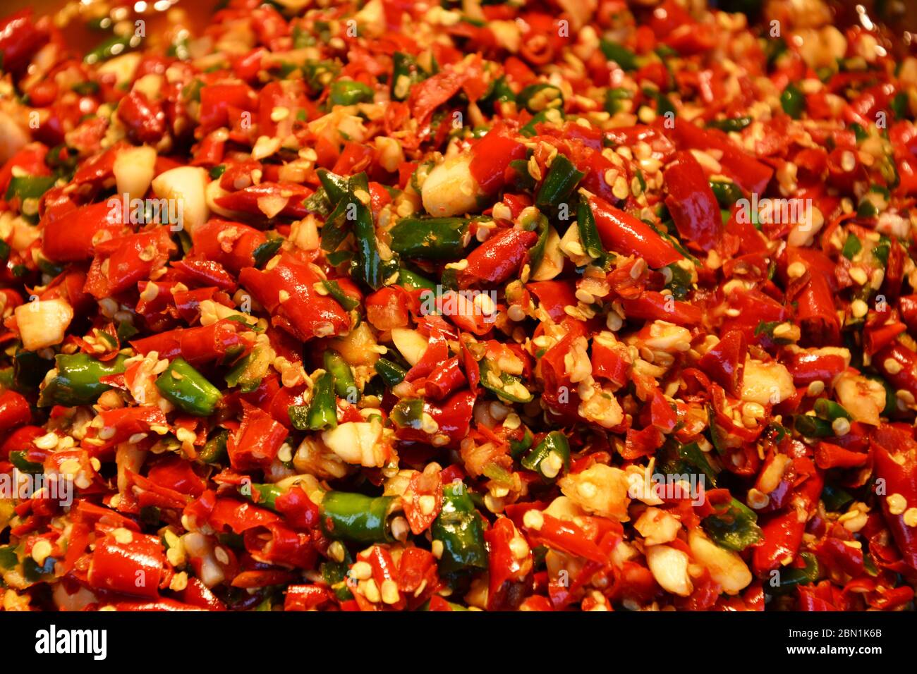 Gehackte Paprika mit Knoblauchzerhacken gemischt Stockfoto