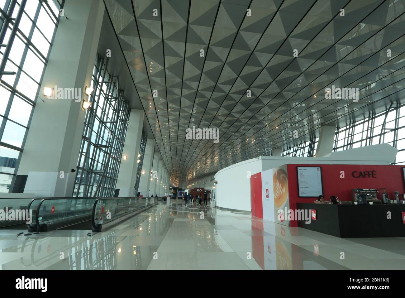 Jakarta, Indonesien - 2. Februar 2017: Leere Innenräume der Abflugterminalhalle wegen einer weltweiten Pandemie am internationalen Flughafen Jakarta, Indonesien. Tran Stockfoto
