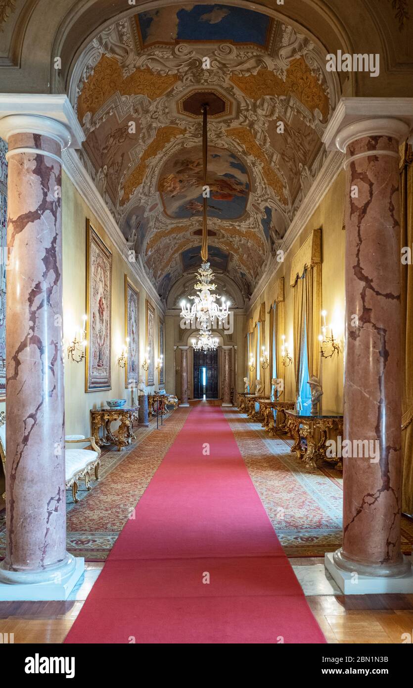 Rom, Italien - 11. Januar 2019: Die Galleria dei Busti (die Büstengalerie) im Quirinale Palast Stockfoto