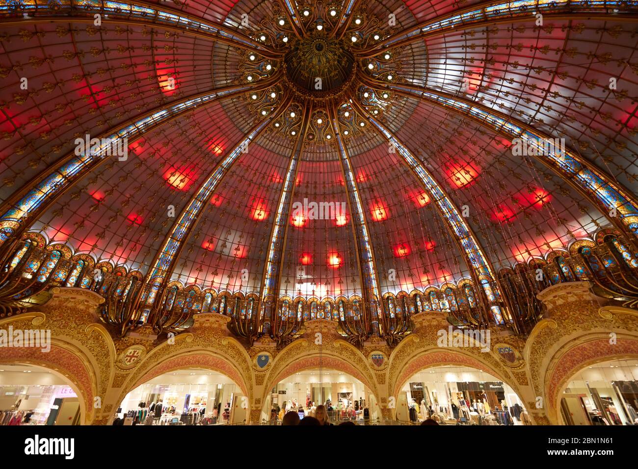 PARIS - 6. NOVEMBER 2019: Galeries Lafayette Kuppelinterieur mit roten Lichtern in Paris Stockfoto