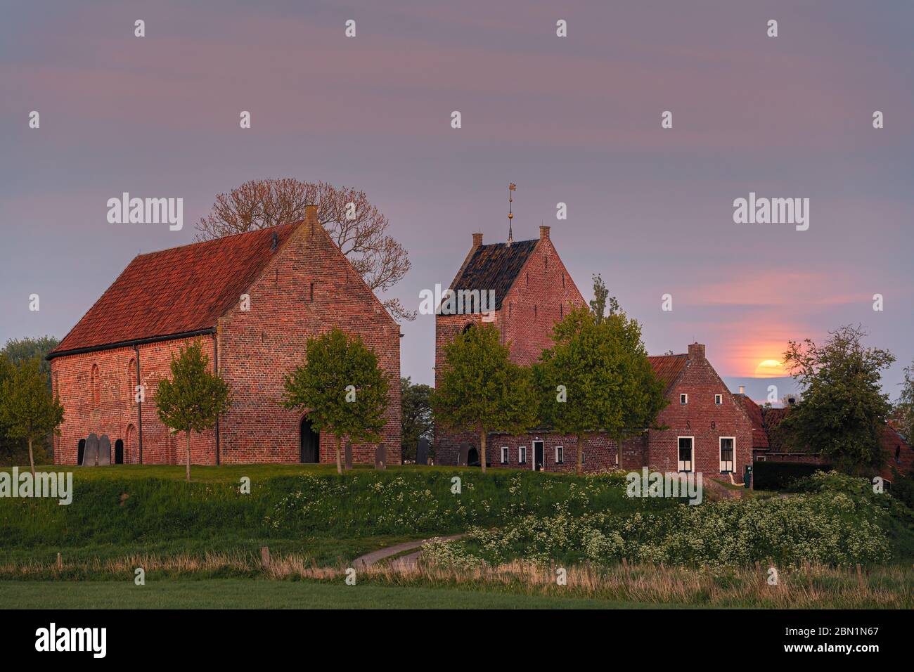 Mondaufgang in Ezinge… Ezinge ist ein Dorf in der niederländischen Provinz Groningen. Es befindet sich in der Gemeinde Westerkwartier, etwa 15 km nordwestlich Stockfoto