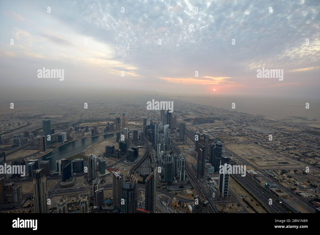 DUBAI, VEREINIGTE ARABISCHE EMIRATE - November 19, 2019: Dubai City high Angle View mit Wolkenkratzern bei Sonnenuntergang von Burj Khalifa gesehen Stockfoto