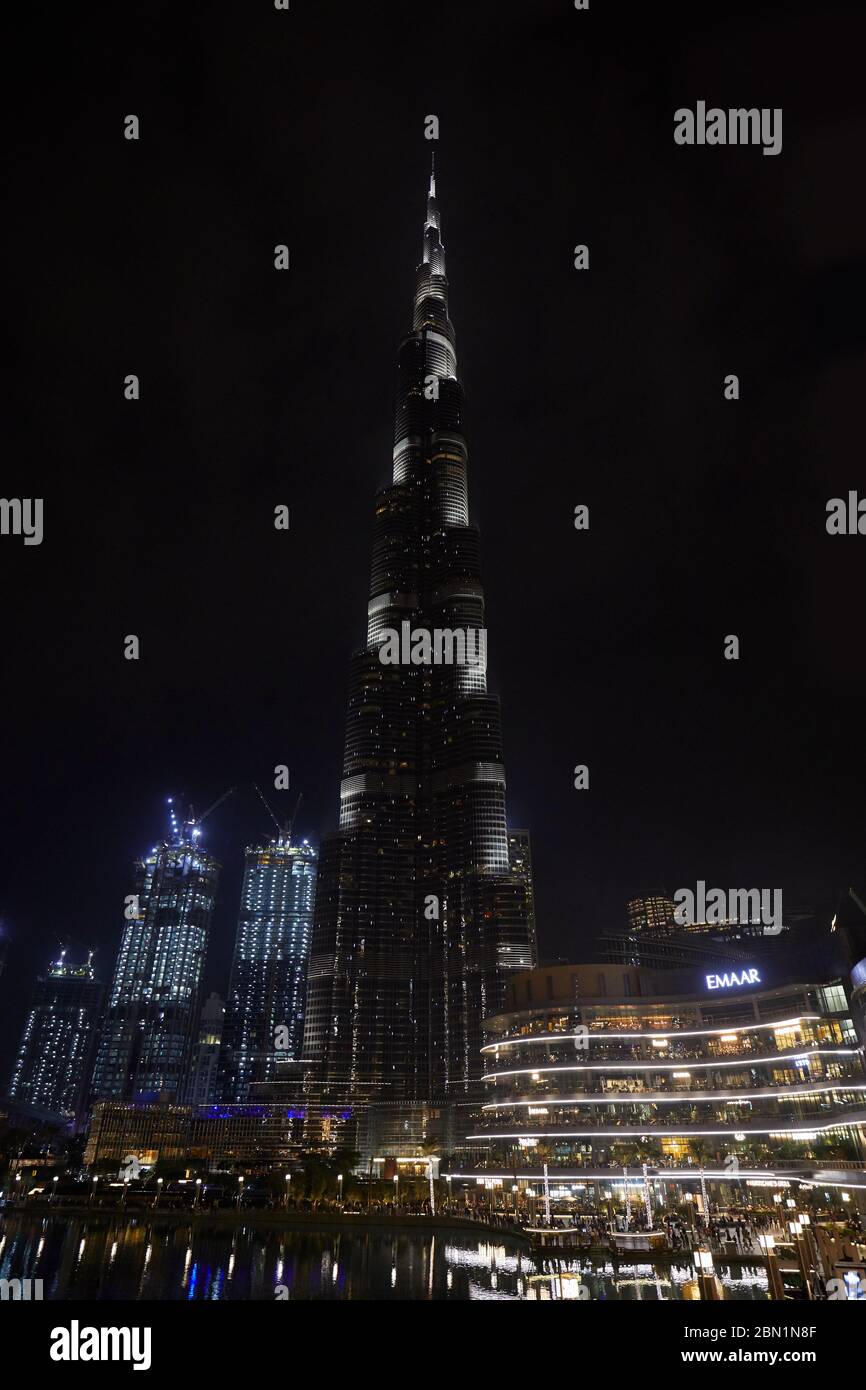 DUBAI, VEREINIGTE ARABISCHE EMIRATE - 19. NOVEMBER 2019: Burj Khalifa Wolkenkratzer und Dubai Mall beleuchtet bei Nacht Stockfoto