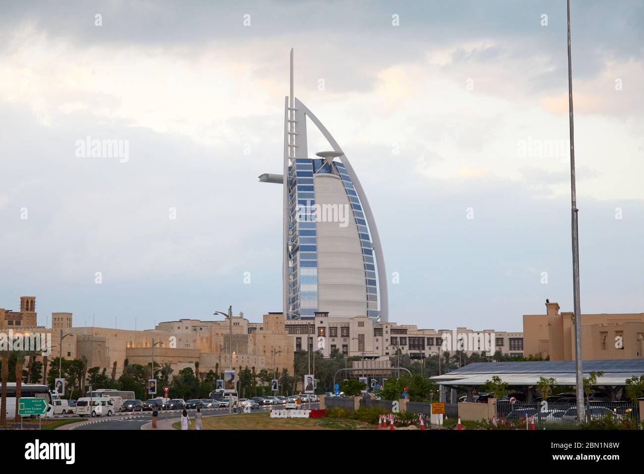 DUBAI, VEREINIGTE ARABISCHE EMIRATE - 21. NOVEMBER 2019: Burj Al Arab Luxushotel mit Blick auf die Stadt und wolkenverem Himmel in Dubai Stockfoto