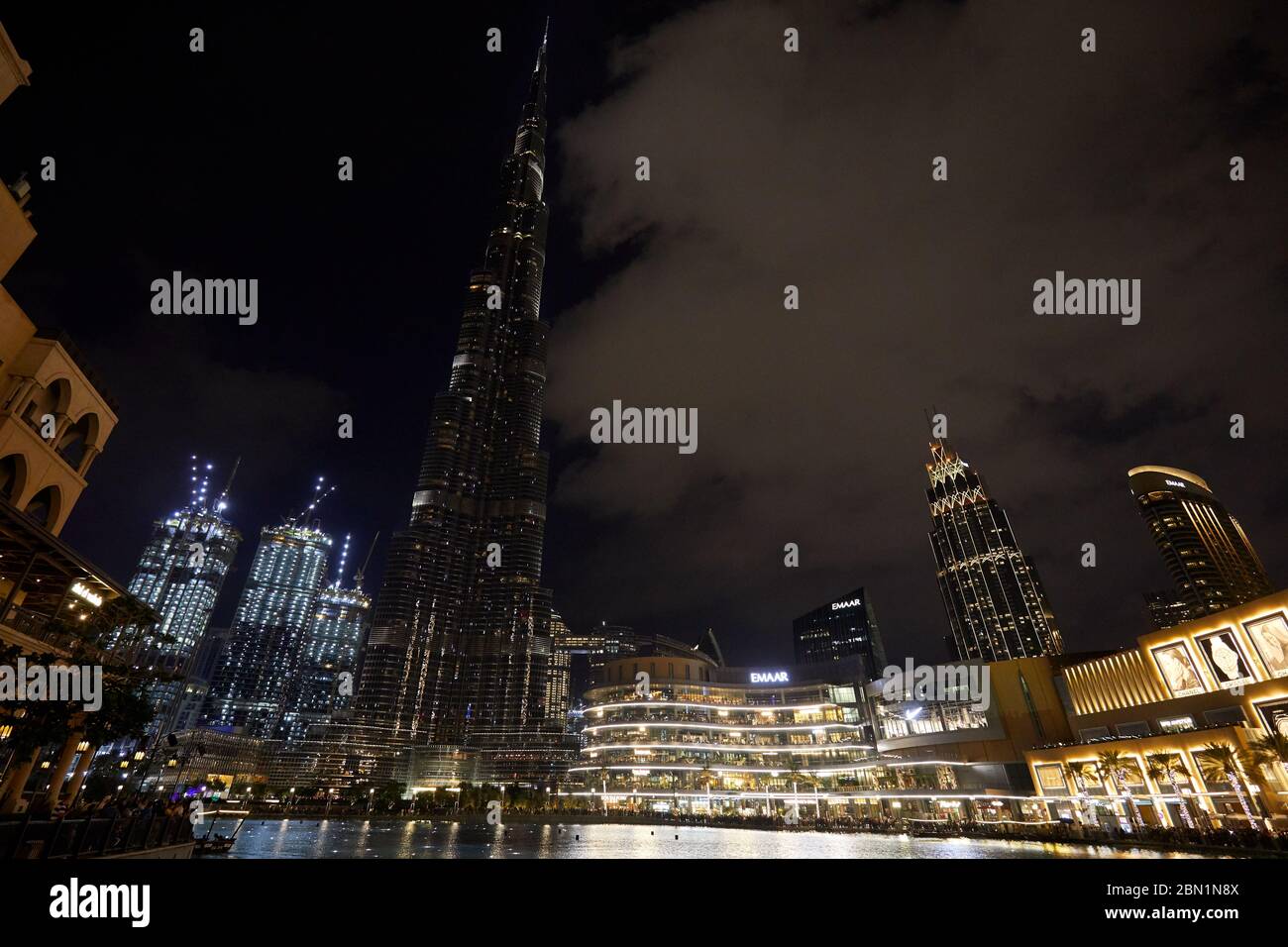 DUBAI, VEREINIGTE ARABISCHE EMIRATE - 21. NOVEMBER 2019: Burj Khalifa Wolkenkratzer und Dubai Mall mit Menschen bei Nacht beleuchtet Stockfoto