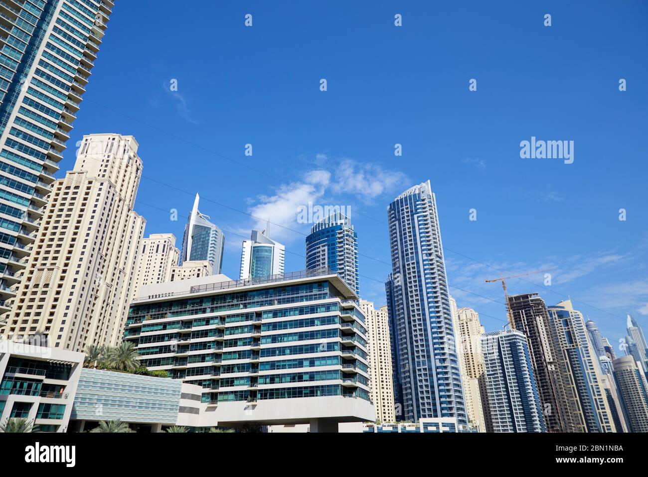 Dubai Marina Wolkenkratzer niedrige Winkel Blick an einem sonnigen Tag, klaren blauen Himmel in Dubai Stockfoto