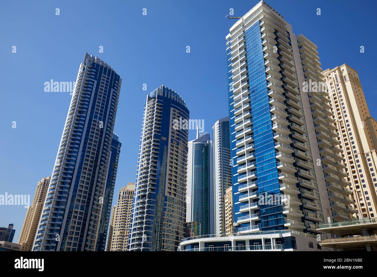 Dubai Marina Wolkenkratzer an einem sonnigen Tag, klarer blauer Himmel in Dubai Stockfoto