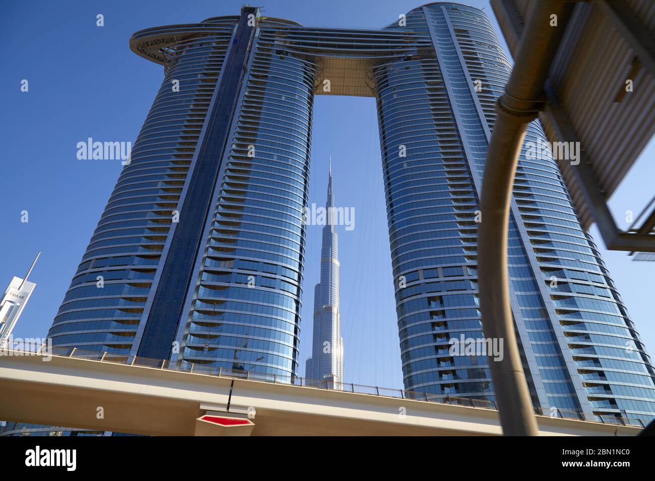 DUBAI, VEREINIGTE ARABISCHE EMIRATE - November 23, 2019: Wolkenkratzer Burj Khalifa und Adresse Sky View Towers in einer klaren sonnigen Tag, niedrigen Winkel Winkel anzeigen Stockfoto