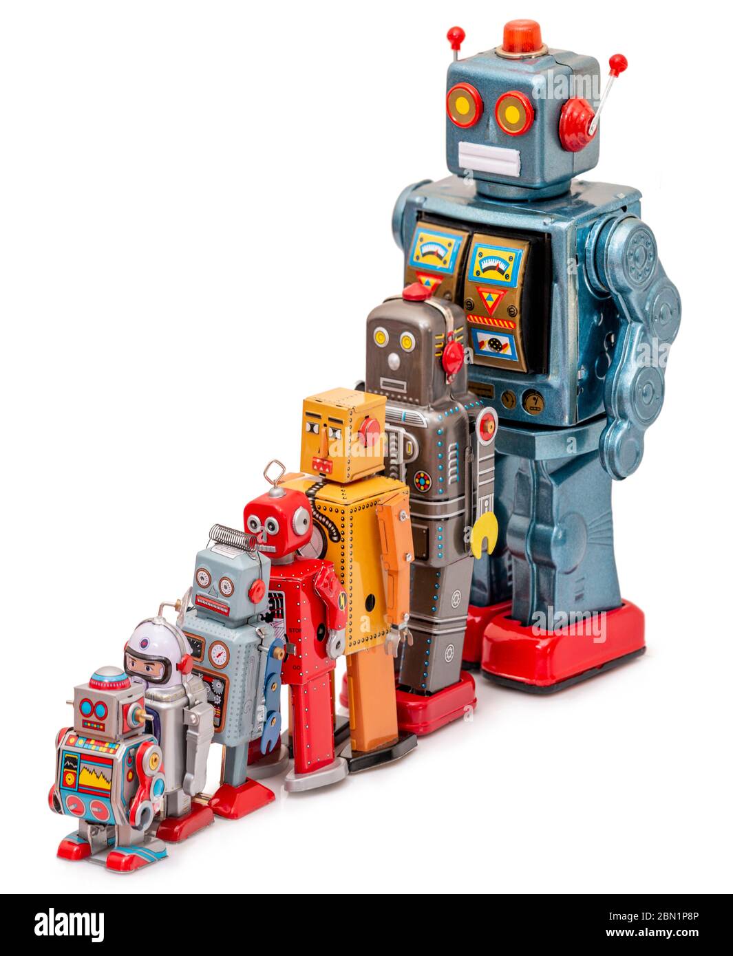 Nahaufnahme von bunten gemischten Vintage-Blechroboter-Spielwaren-Kollektion von klein bis groß. Stockfoto