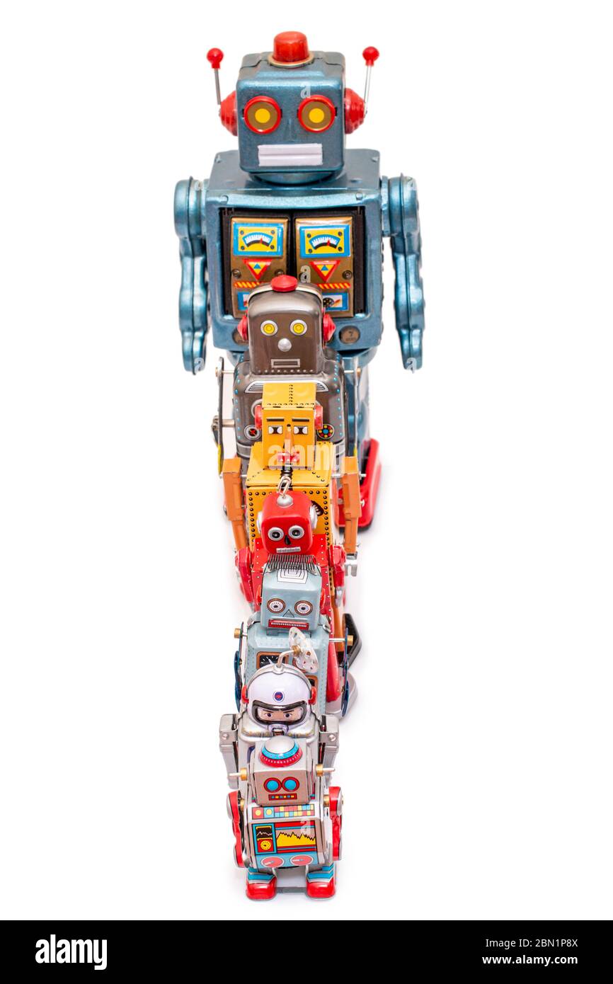 Nahaufnahme von bunten gemischten Vintage-Blechroboter-Spielwaren-Kollektion von klein bis groß. Stockfoto
