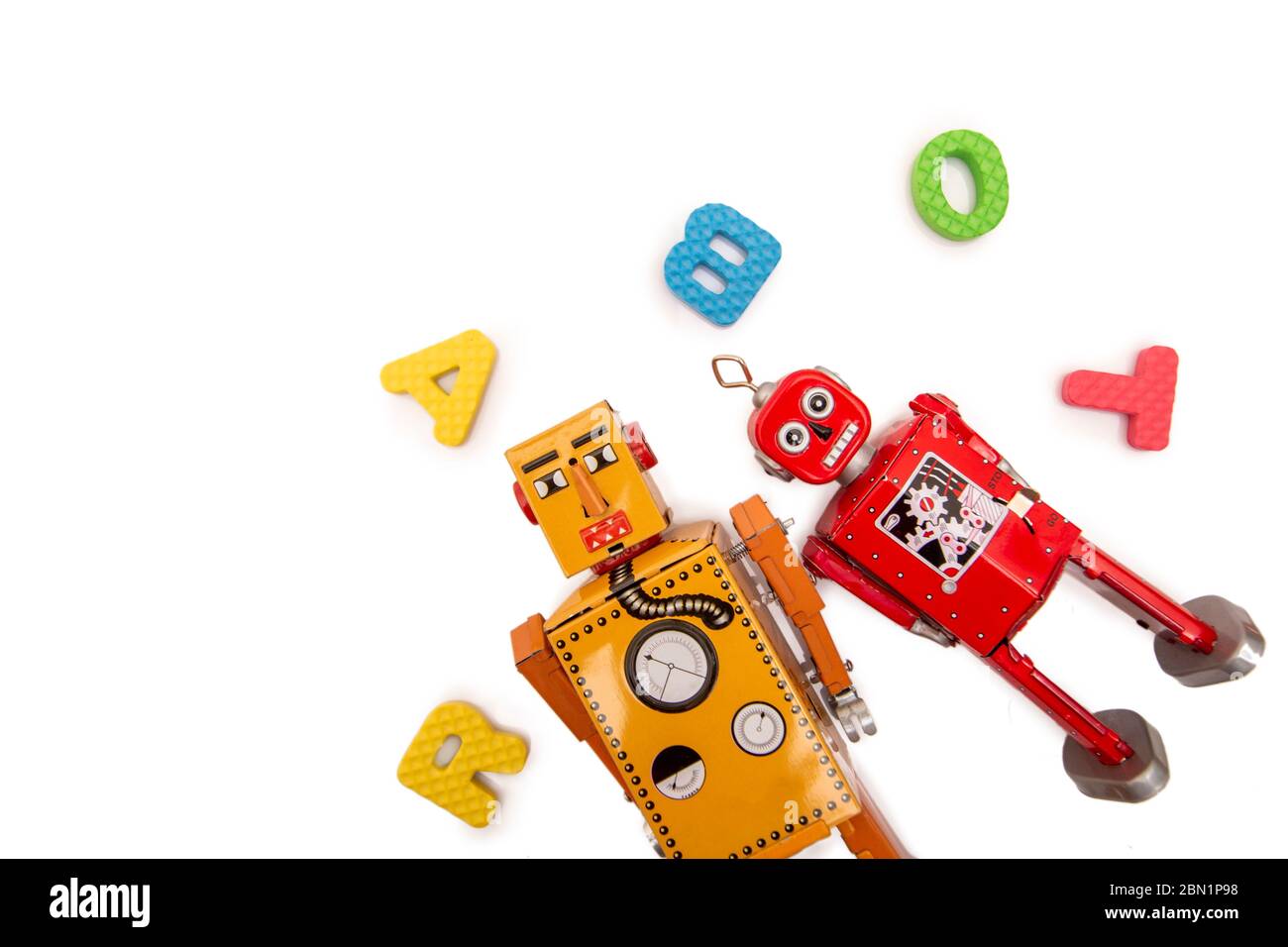 Nahaufnahme von bunten Vintage-Blechroboter-Spielzeug mit Schaumstoffbuchstaben. Stockfoto