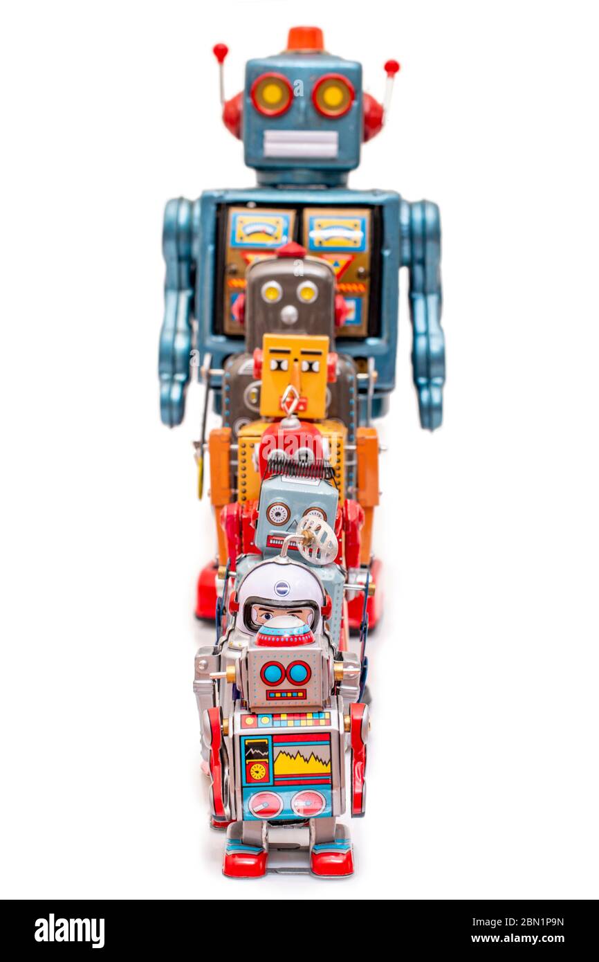 Nahaufnahme von bunten gemischten Vintage-Blechroboter-Spielwaren-Kollektion von klein bis groß. Stockfoto