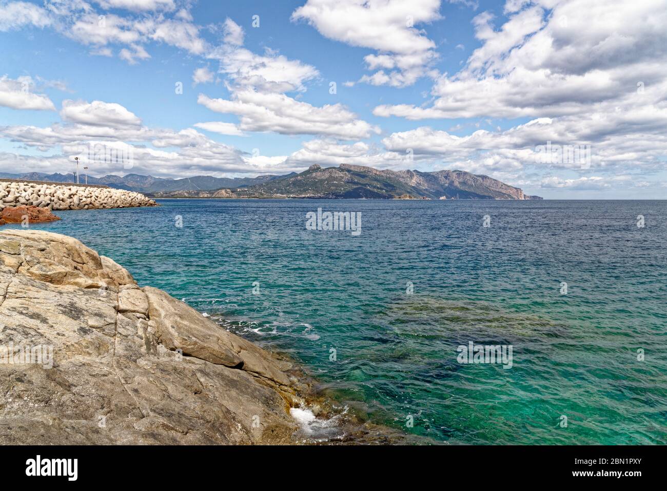 Strand von Rocce Rosse, rote Porphyrfelsen von Arbatax, Tortoli, Provinz Ogliastra, Sardinien, Italien, Europa - 18. Mai 2019 Stockfoto