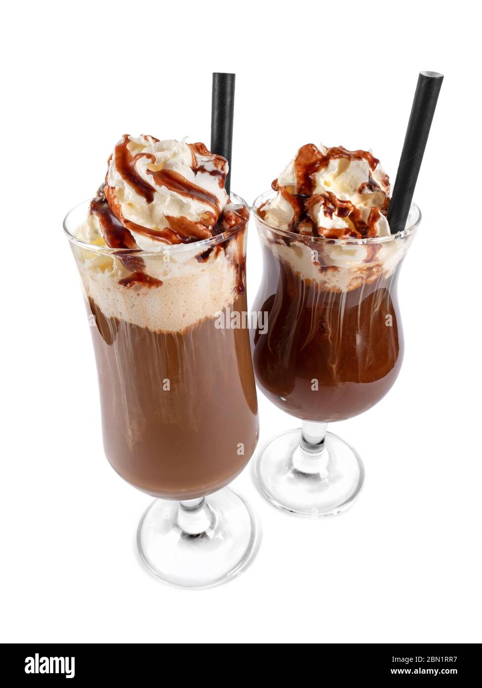 Eiskaffee mit Schlagsahne auf weißem Hintergrund isoliert bedeckt Stockfoto