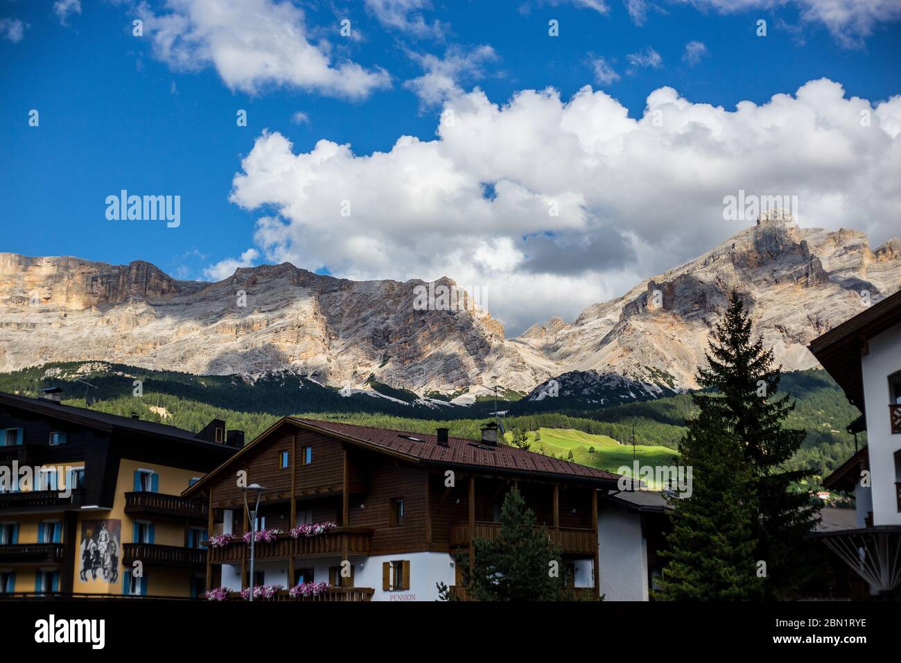 Südtirol, Italien - 14. August 2019: Blick auf Chalets mit Dolomiten im Hintergrund Stockfoto