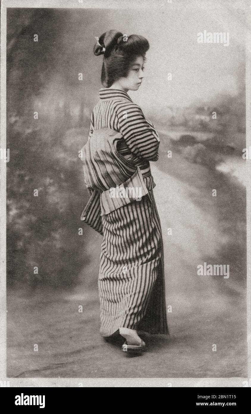 [ 1910 Japan - Japanische Geisha ] - Junge Geisha in Kimono. Vintage-Postkarte des 20. Jahrhunderts. Stockfoto