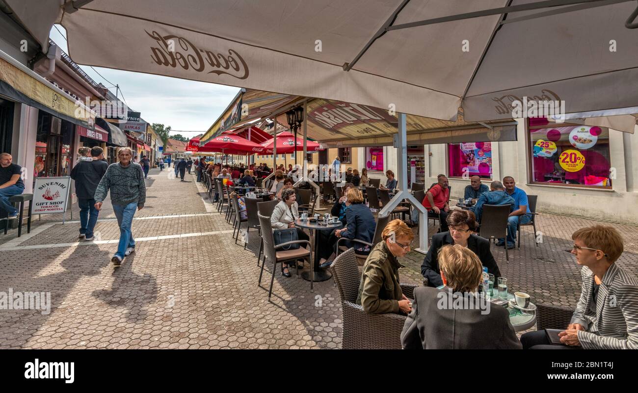 Straßencafés in der ulica Ivana Pavla II (John Paul die 2. Straße), Fußgängerzone in Dakovo, Slawonien, Kroatien Stockfoto