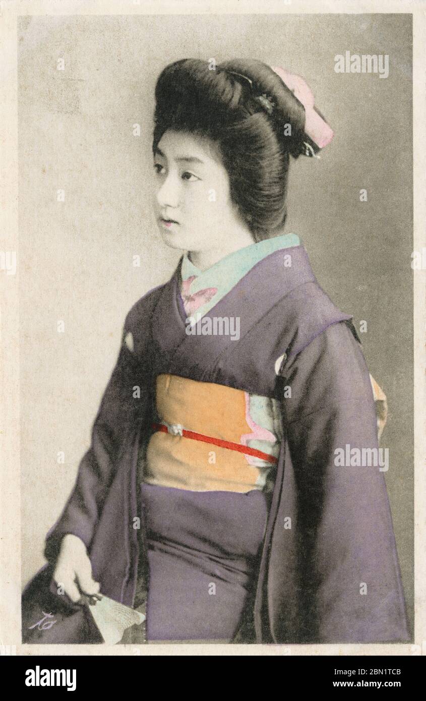 [ 1910er Japan - Portrait einer Geisha ] - Junge Geisha im Kimono. Vintage-Postkarte des 20. Jahrhunderts. Stockfoto