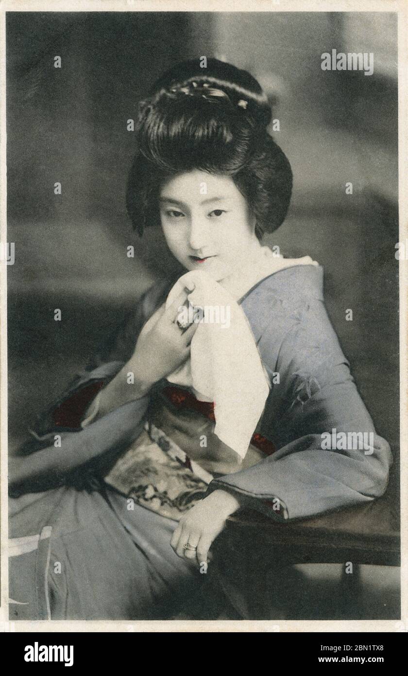 [ 1910 Japan - Porträt der Geisha Sakae ] - die berühmte Geisha Sakae (栄え). Sakae (栄え) auch als (さかえ) geschrieben, war eine Geisha aus der Meiji-Taisho-Ära aus dem Shitaya (下谷) Geisha Bezirk in Tokio. Sakae wurde als Postkartenmodell kurz nach dem russisch-japanischen Krieg von 1904-1905 unglaublich populär. Vintage-Postkarte des 20. Jahrhunderts. Stockfoto