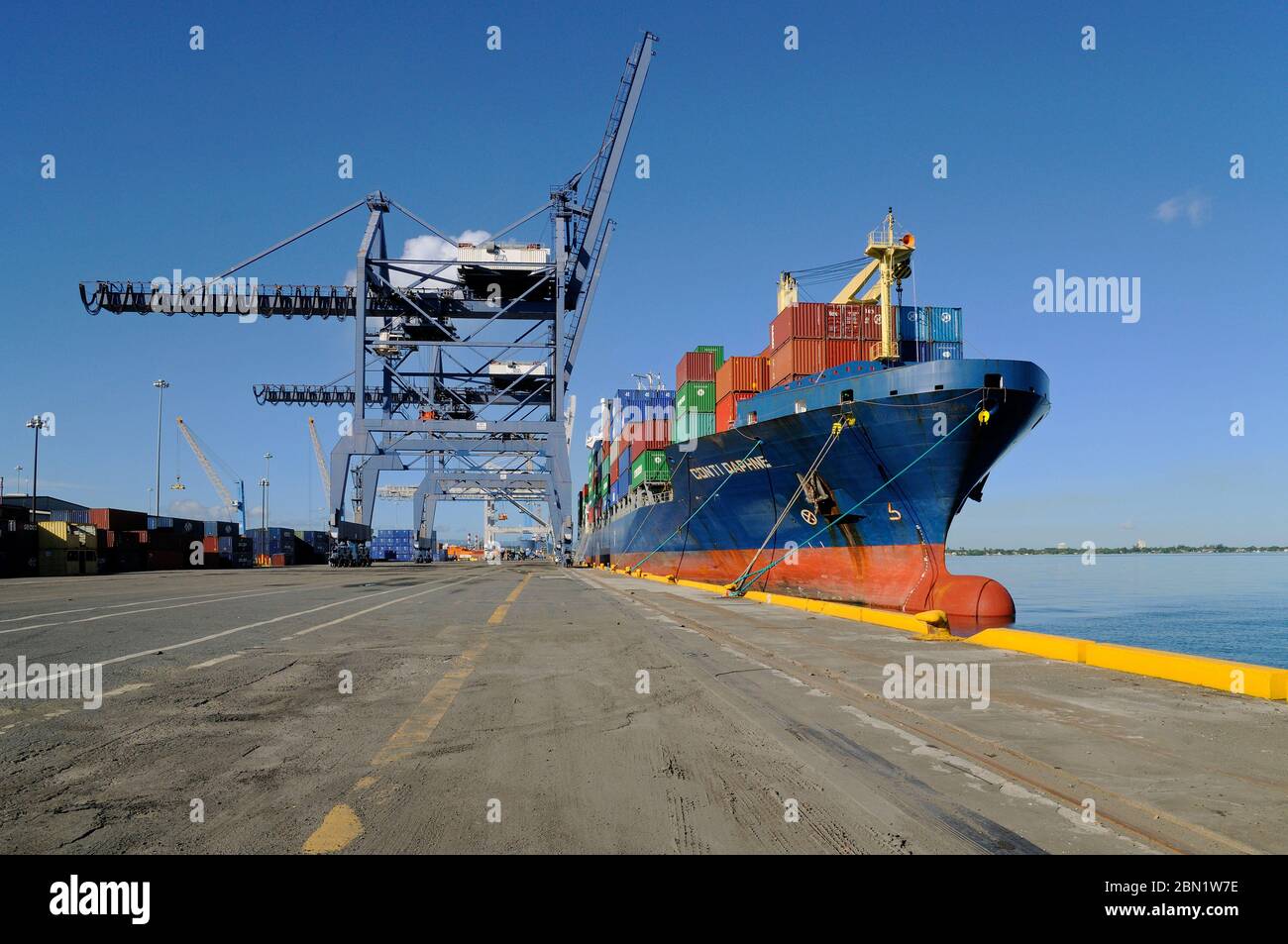 san juan Port, puerto rico - 2013.10.19: Containerverkehr conti daphne ( imo# 9357121) liegt am Intership Terminal bereit für die Abfahrt Stockfoto