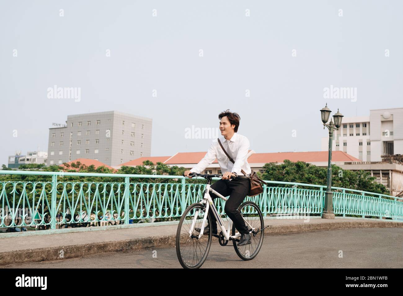Lifestyle, Verkehr und Menschen Konzept - junger Mann mit Kopfhörern Reiten Fahrrad auf Stadt. Stockfoto