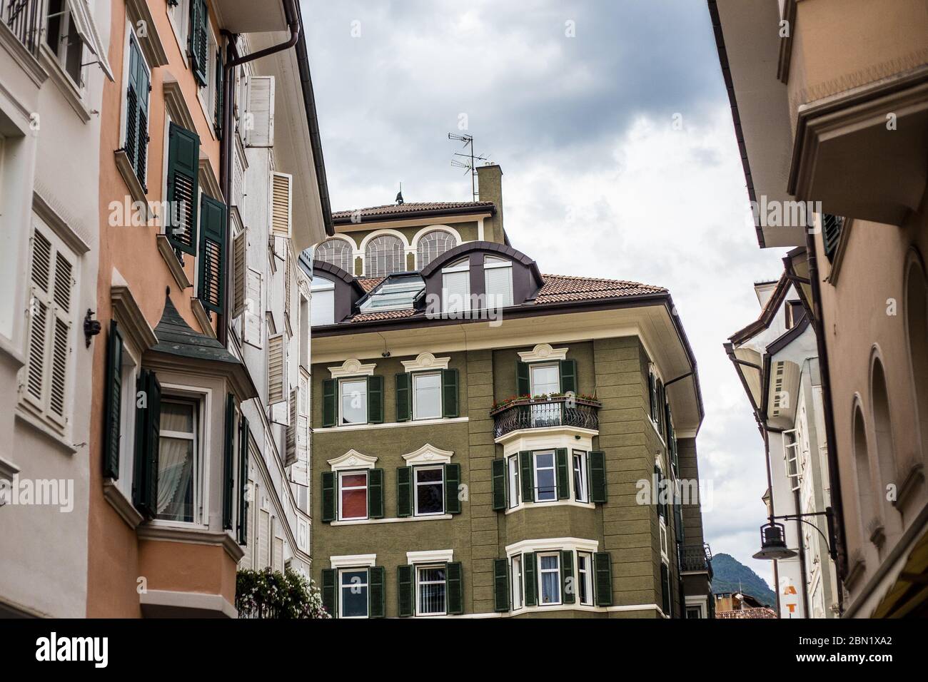 Bozen, Italien - 13. August 2019: Blick auf die bunten Altbauten in der Altstadt von Bozen Stockfoto